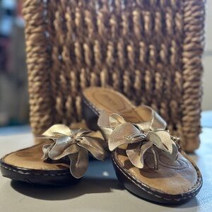 Born B05015 CQB13 Gold Leather Floral Wedge Thong Sandals Women Size 10 US